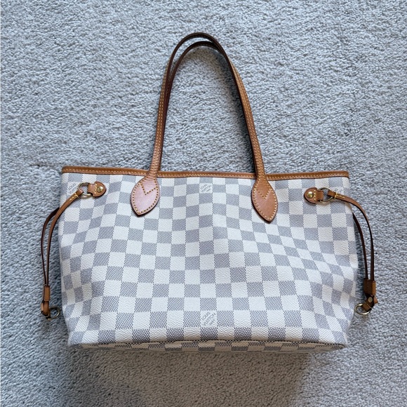 Louis Vuitton Handbags - Louis Vuitton Neverfull PM